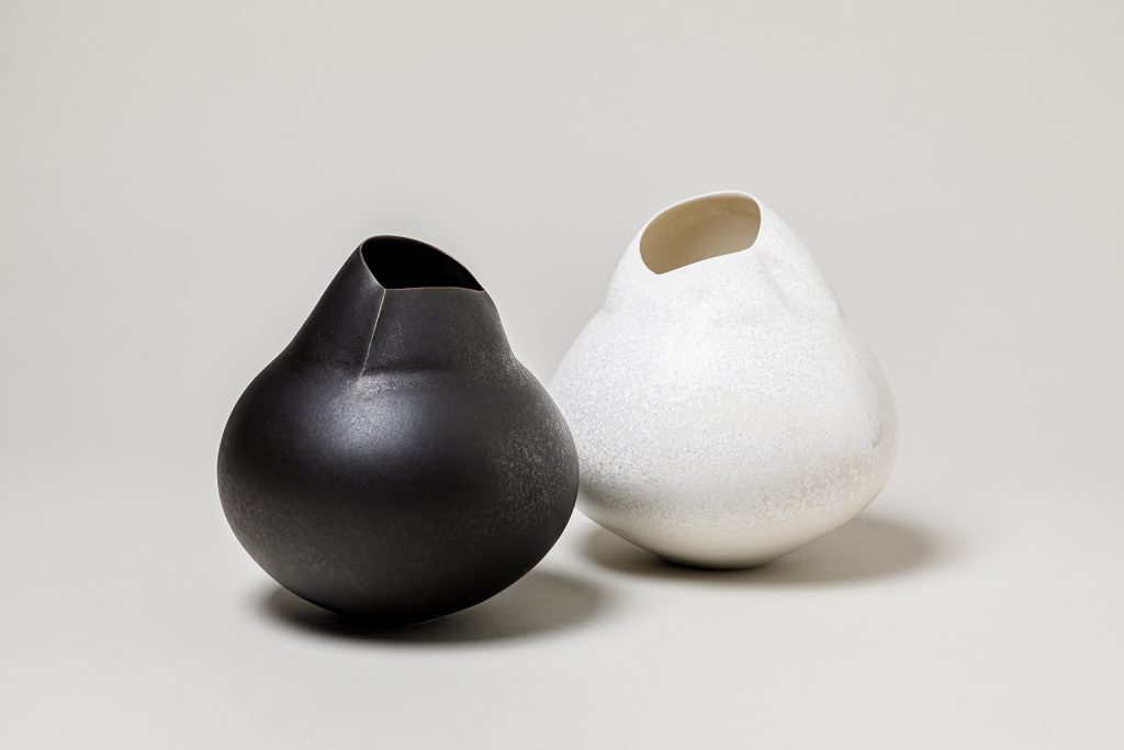 Sara Flynn exhibition in France - contemporary ceramic - Galerie de l'Ancienne Poste - Sara Flynn porcelain