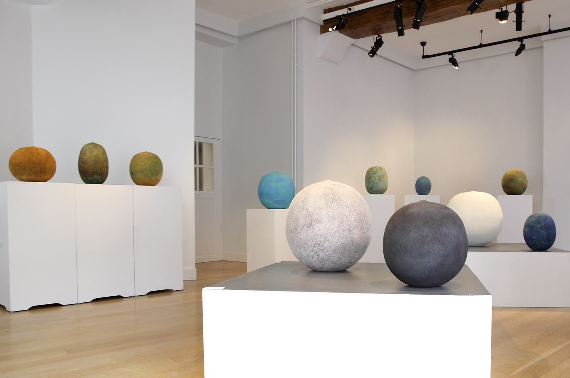 la céramiste finlandaise Erna Aaltonen expose à la galerie de céramique contemporaine
