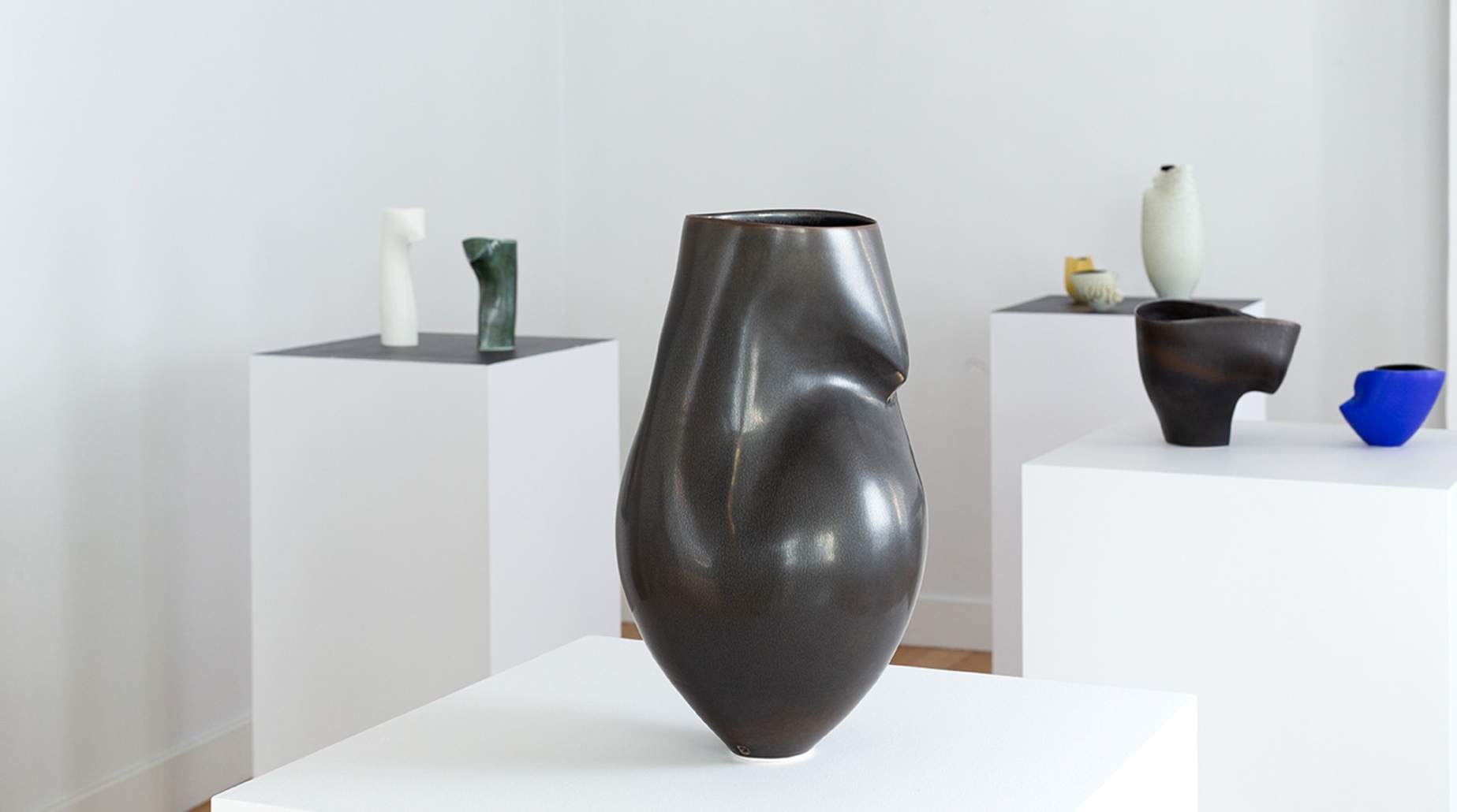 sara-flynn-2021-exhibition - Sara Flynn - Sara Flynn porcelain - Sara Flynn ceramics