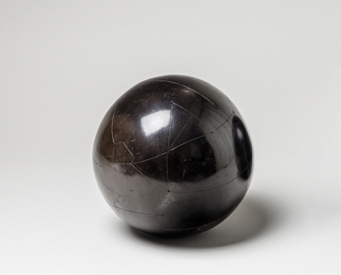 Nadia Pasquer, Sphère Noire Brillante N°23 4, 2022, Terre Polie Enfumée, Smoke Fired Burnished Clay, Diam. 20 Cm.