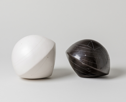 Nadia Pasquer, Toupie Blanche N°23 15, 2022, Engobe Porcelaine Polie, & Toupie Noire N°23 16, 2022, Terre Polie Enfumée, H. 12 Cm, Diam. 14 Cm.