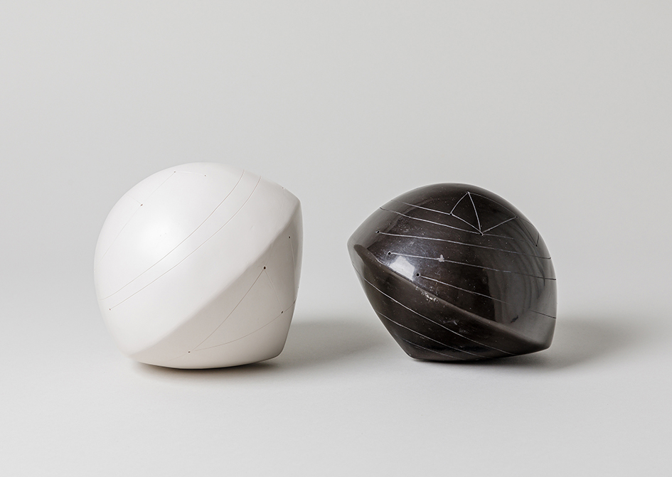 Nadia Pasquer, Toupie Blanche N°23 15, 2022, Engobe Porcelaine Polie, & Toupie Noire N°23 16, 2022, Terre Polie Enfumée, H. 12 Cm, Diam. 14 Cm.